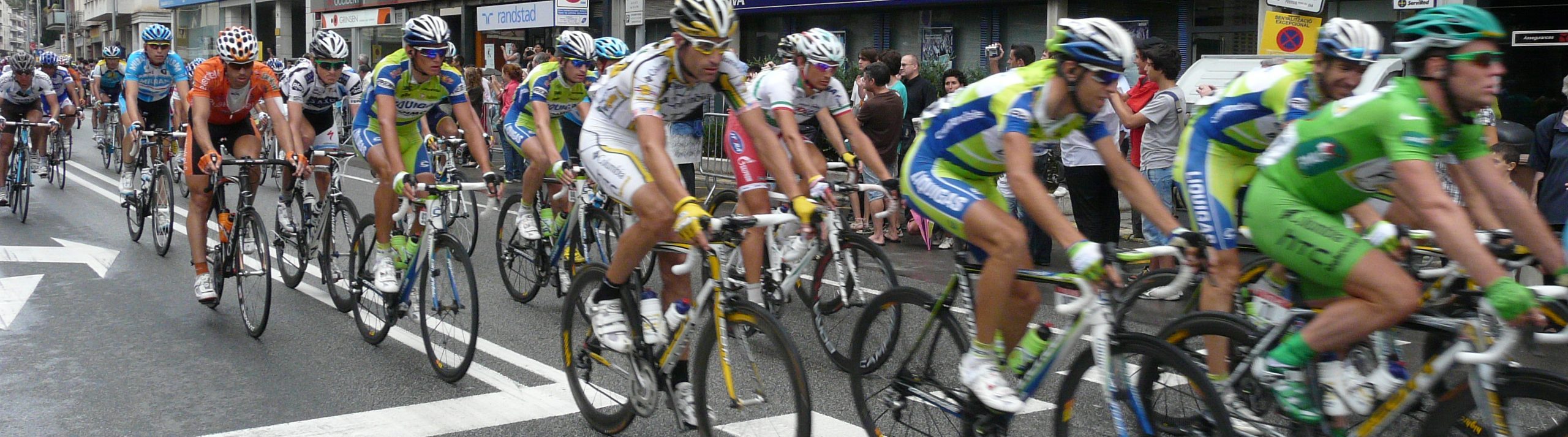 Ciclistes del Tour de France al seu pas pels carrers de Granollers