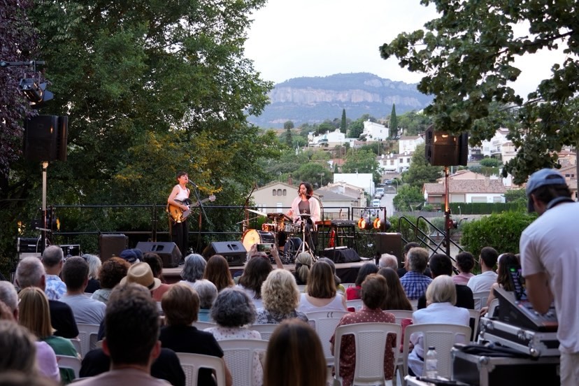 Concert en directe al capvespre als jardins de Can Xifreda de Sant Feliu de Codines